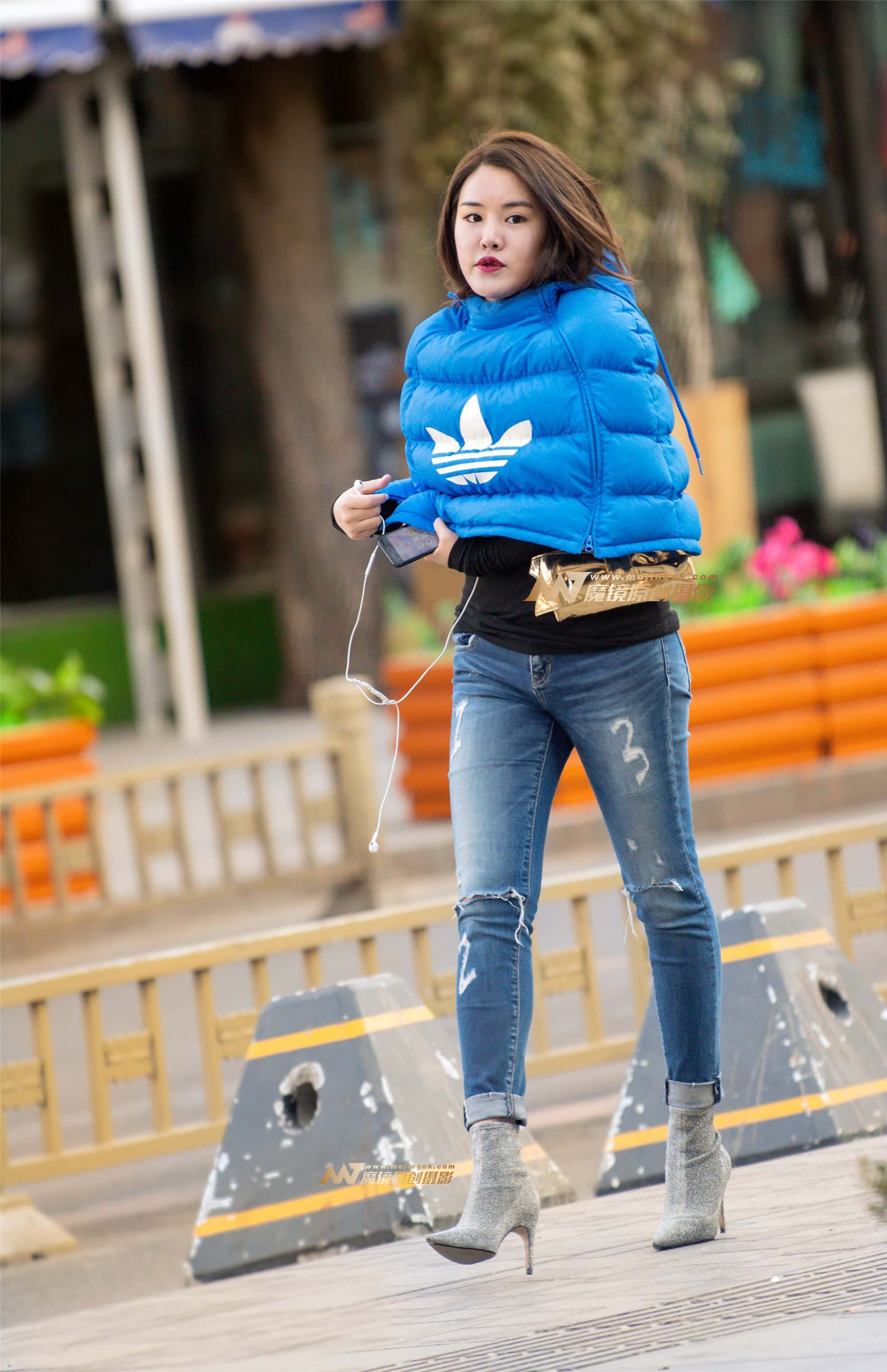 斗篷服紧牛仔高跟鞋，性感美女真俏丽