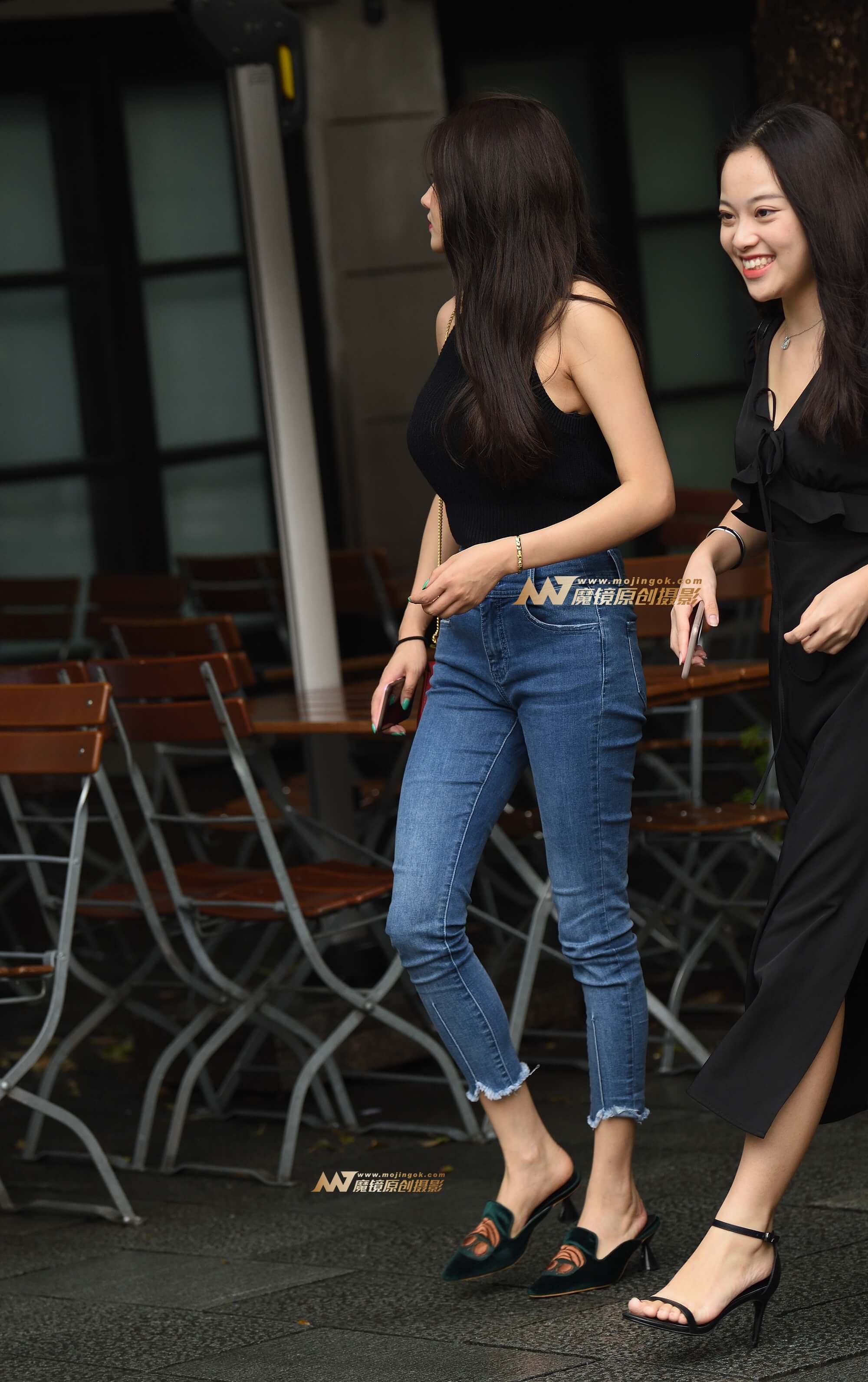 开心的一群女女