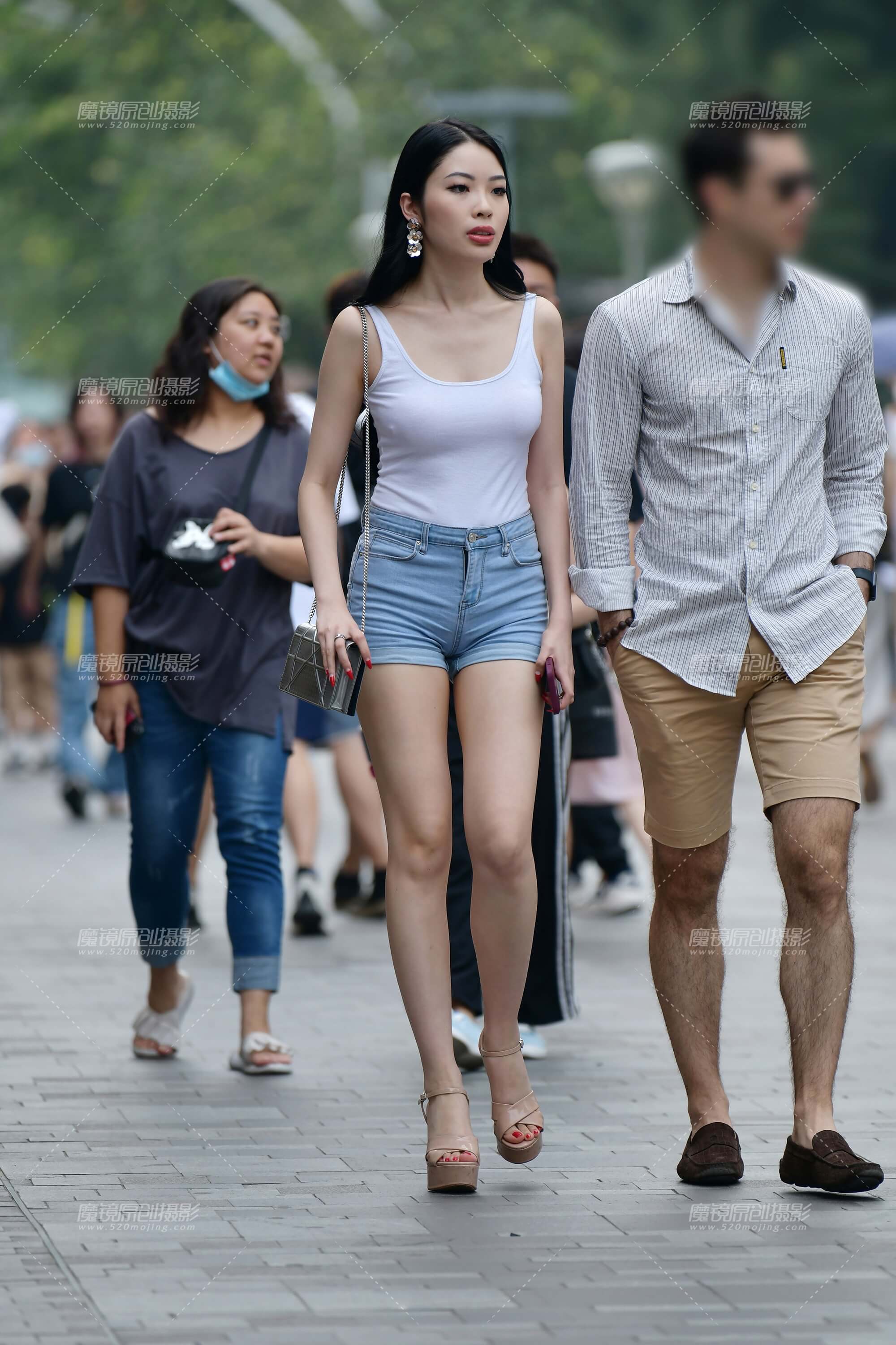 红指甲气质热裤美女