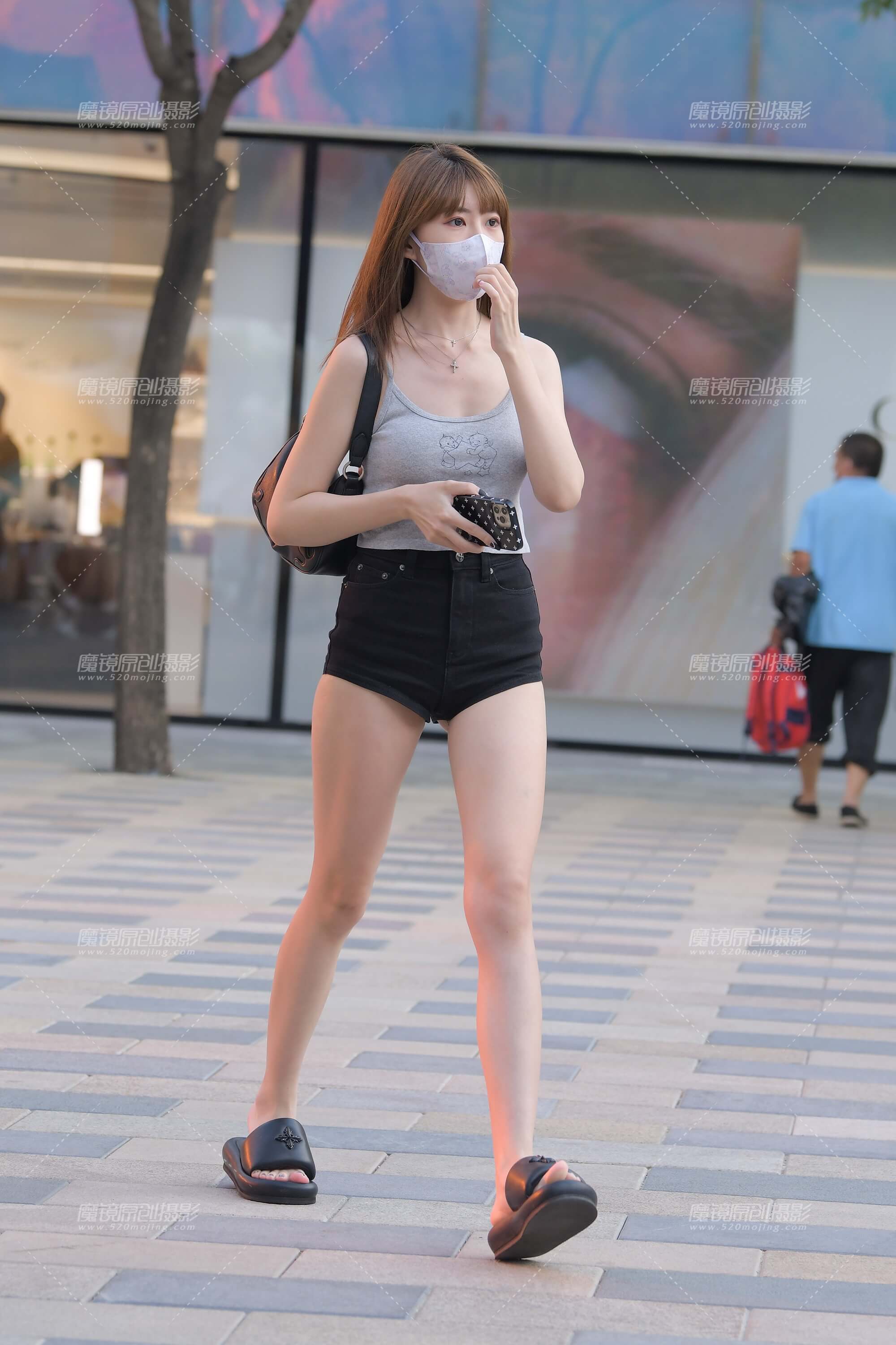 黑色热裤小姐姐