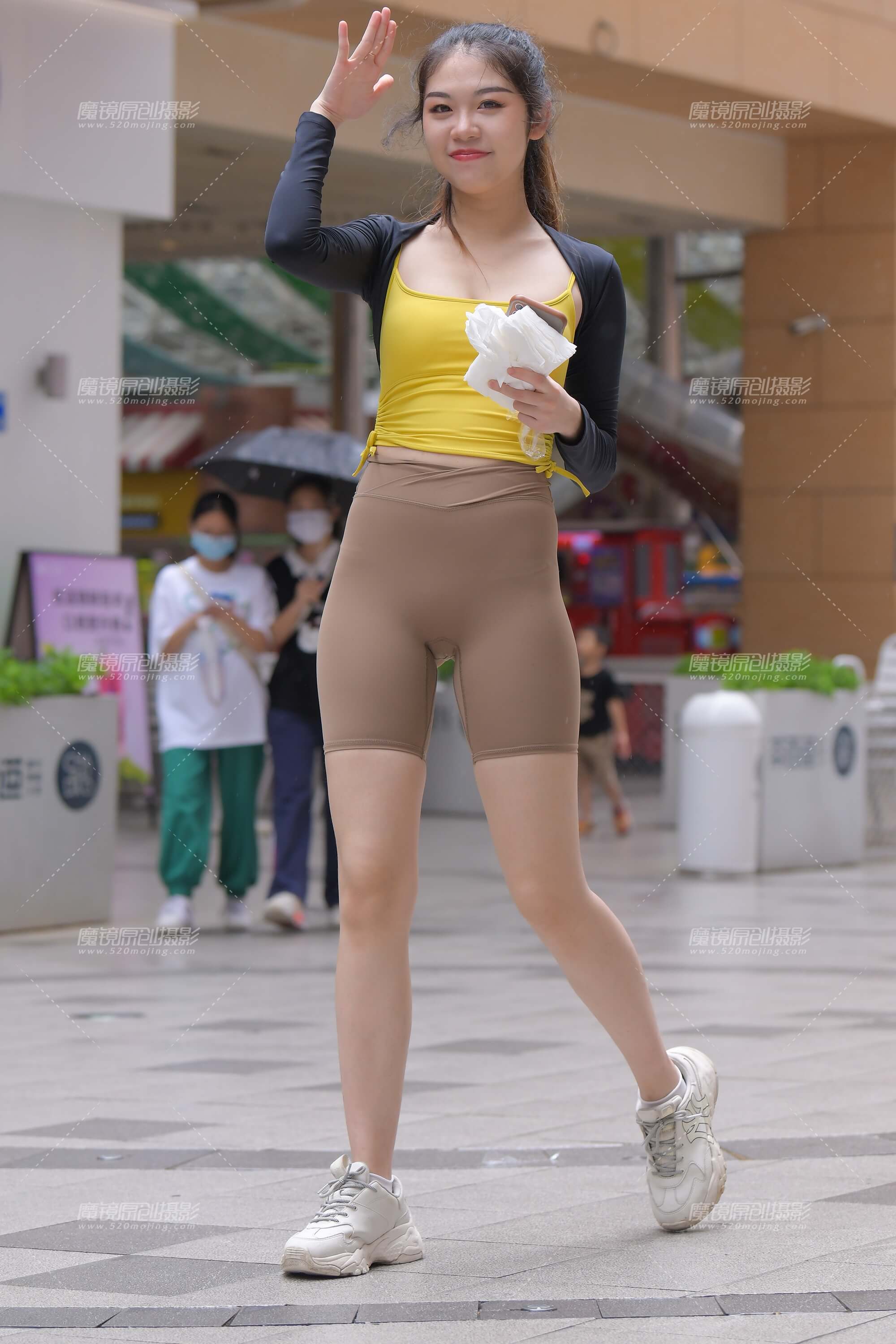 灰色短裤女孩