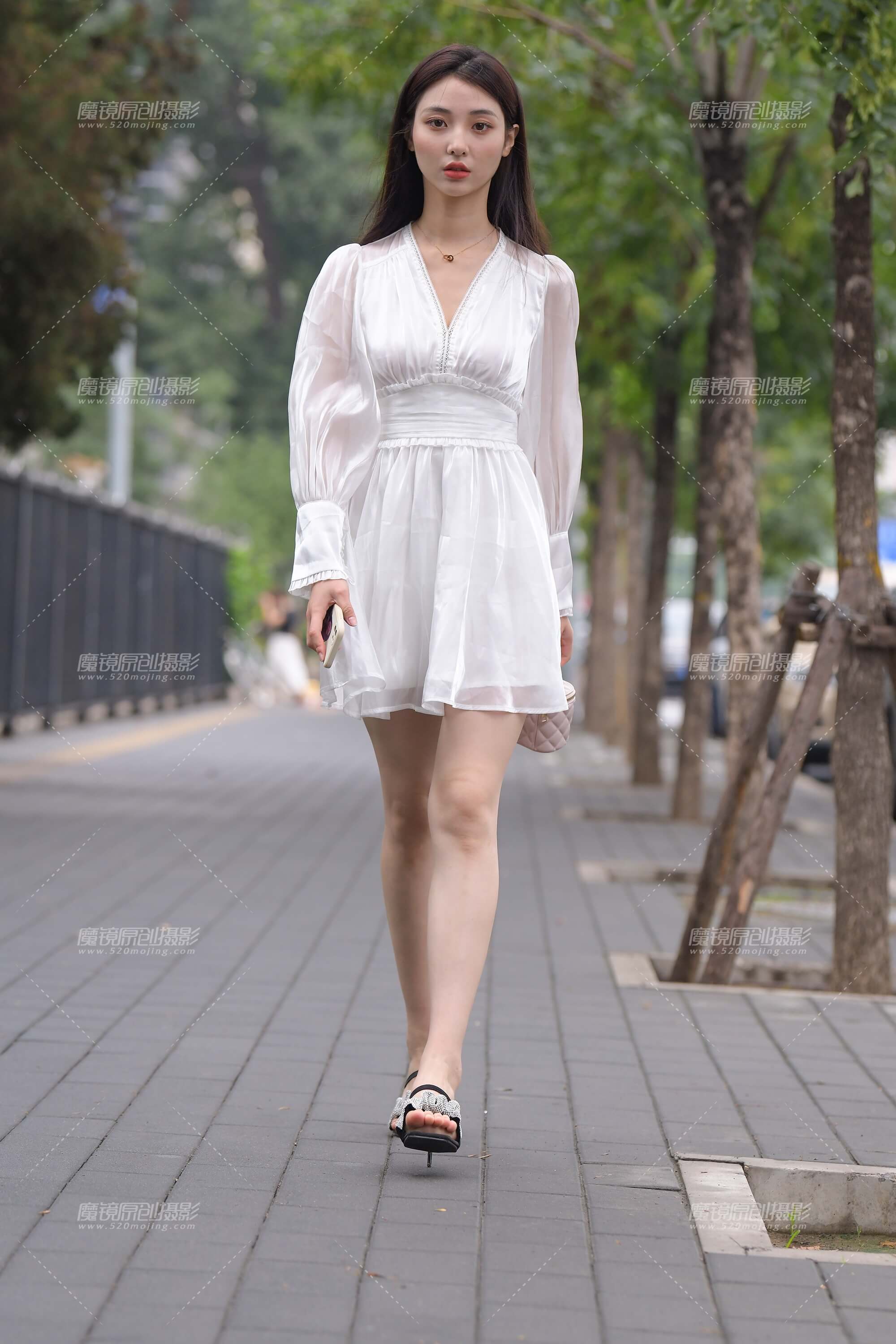 白裙美女