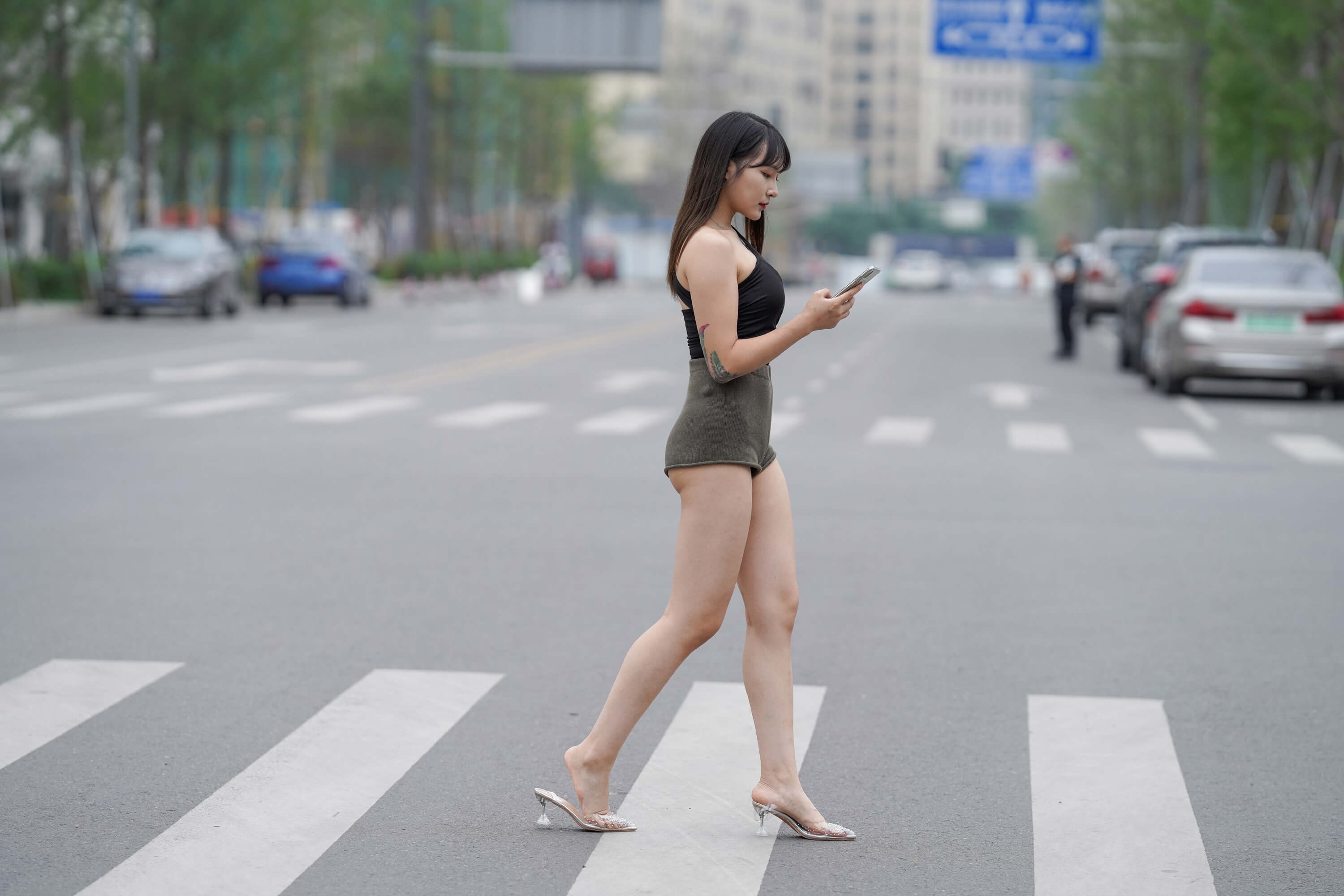 热裤翘臀美女