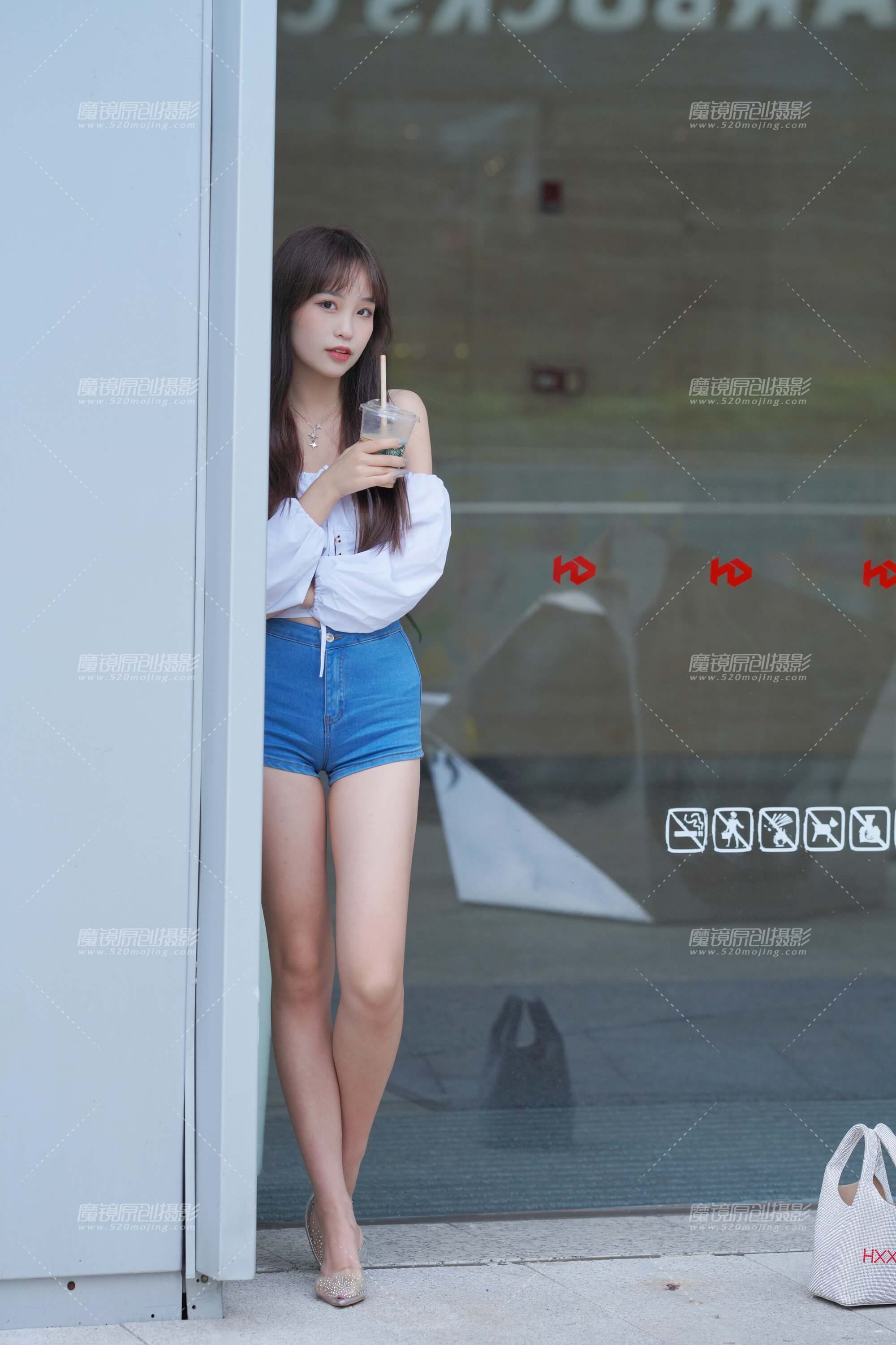 清新可爱的热裤女孩