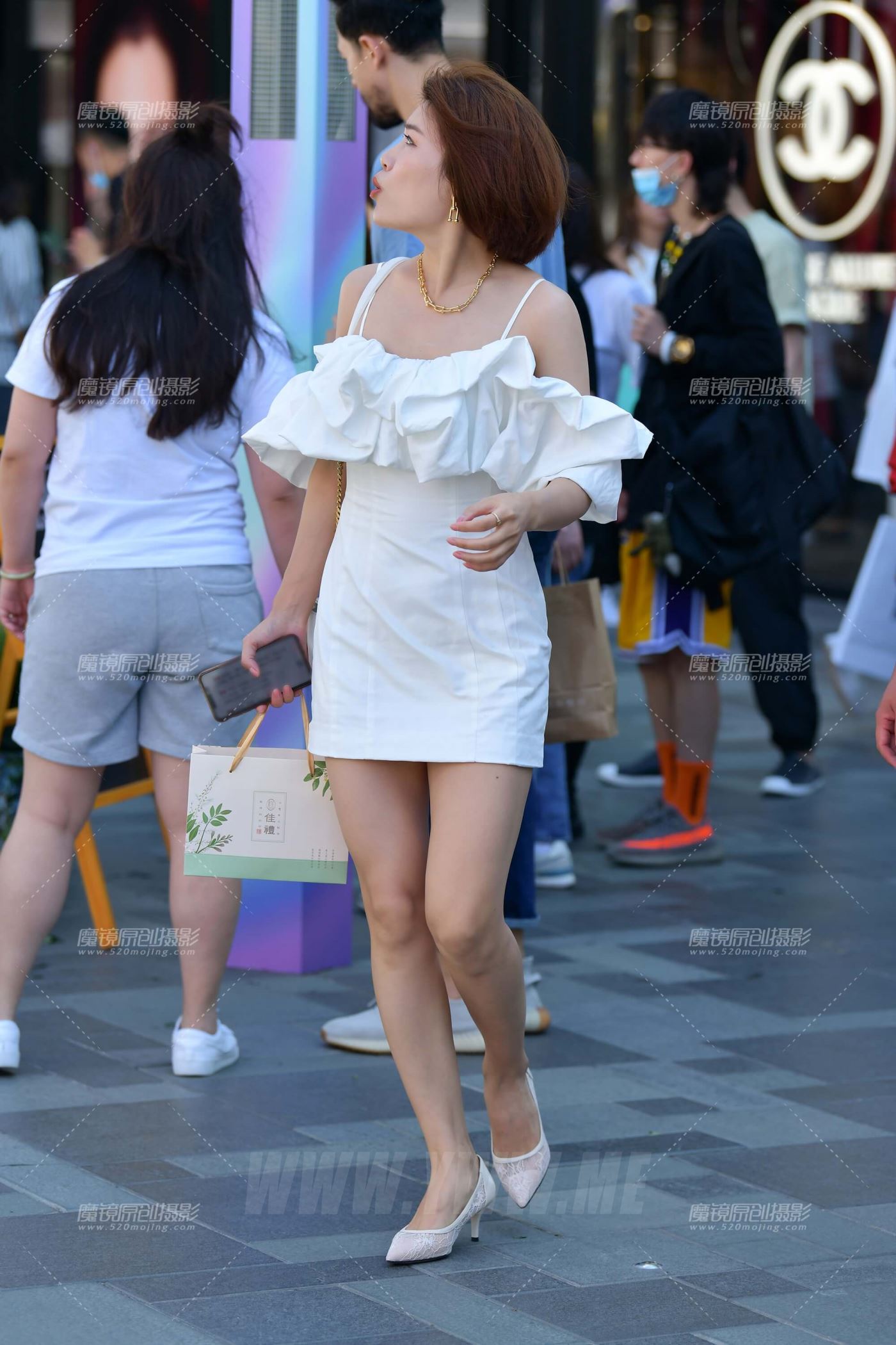 白色吊带连衣裙美女