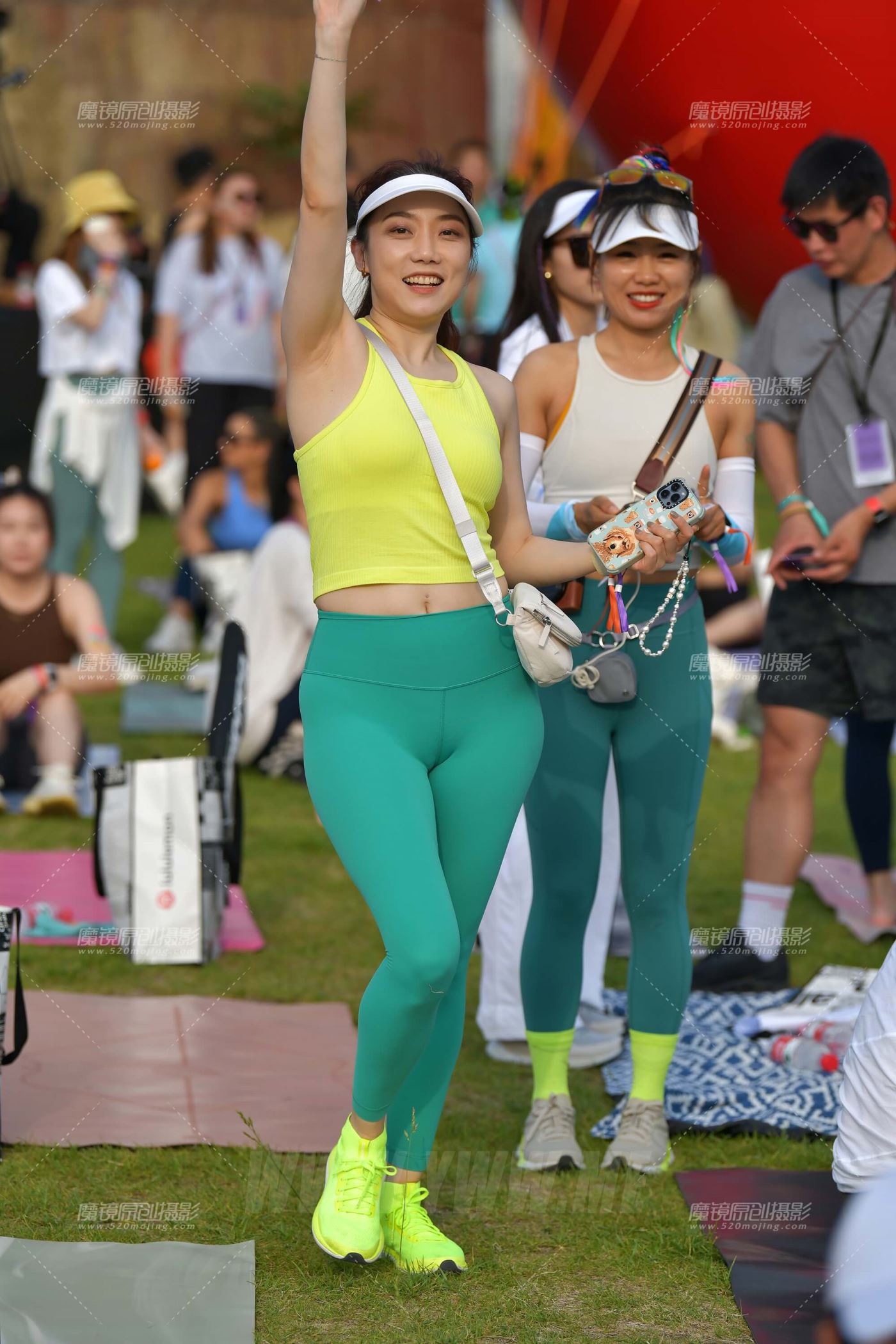 绿色瑜伽紧身裤美女