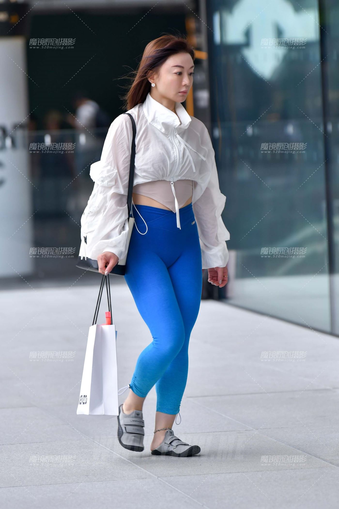雨中蓝紫紧身裤美女