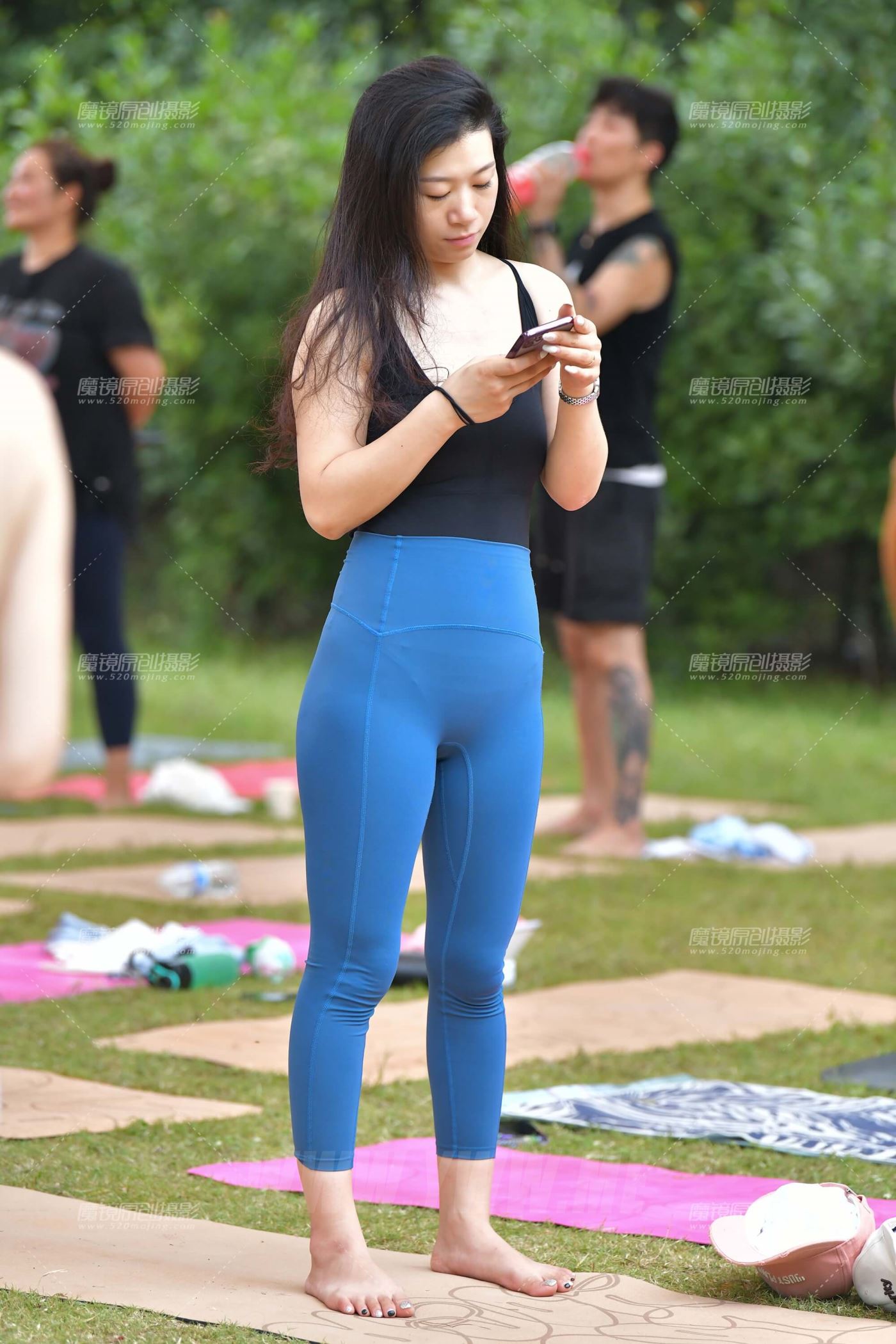 长发披肩瑜伽裤美女