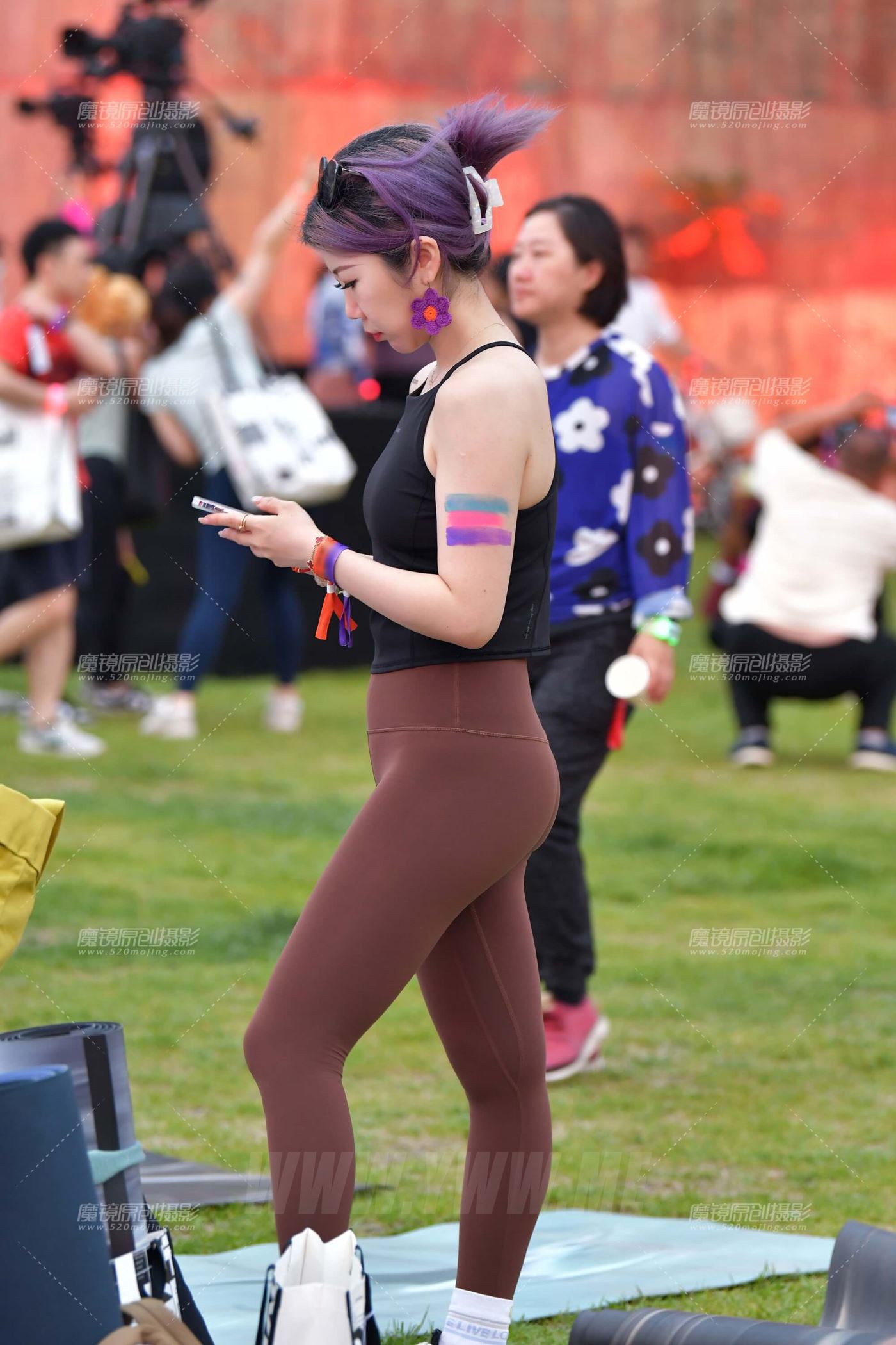韵味黑衫瑜伽裤美女