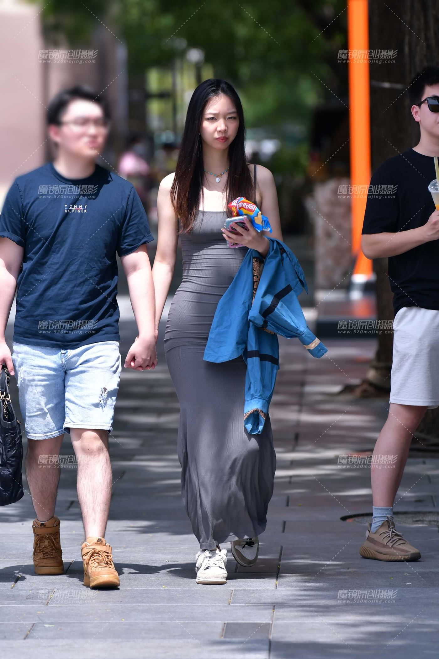 &裹身长裙美女