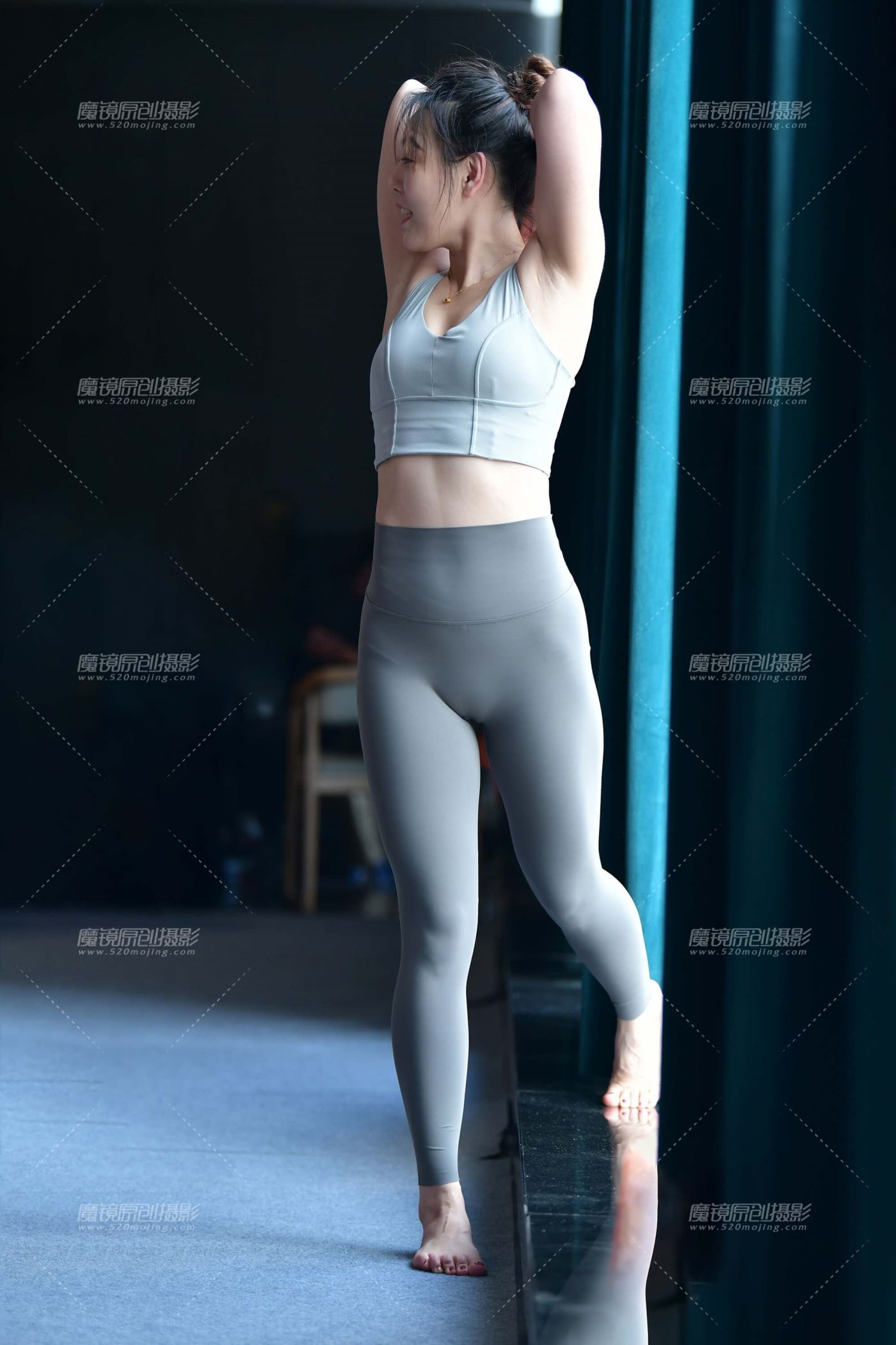 双人舒展瑜伽美女