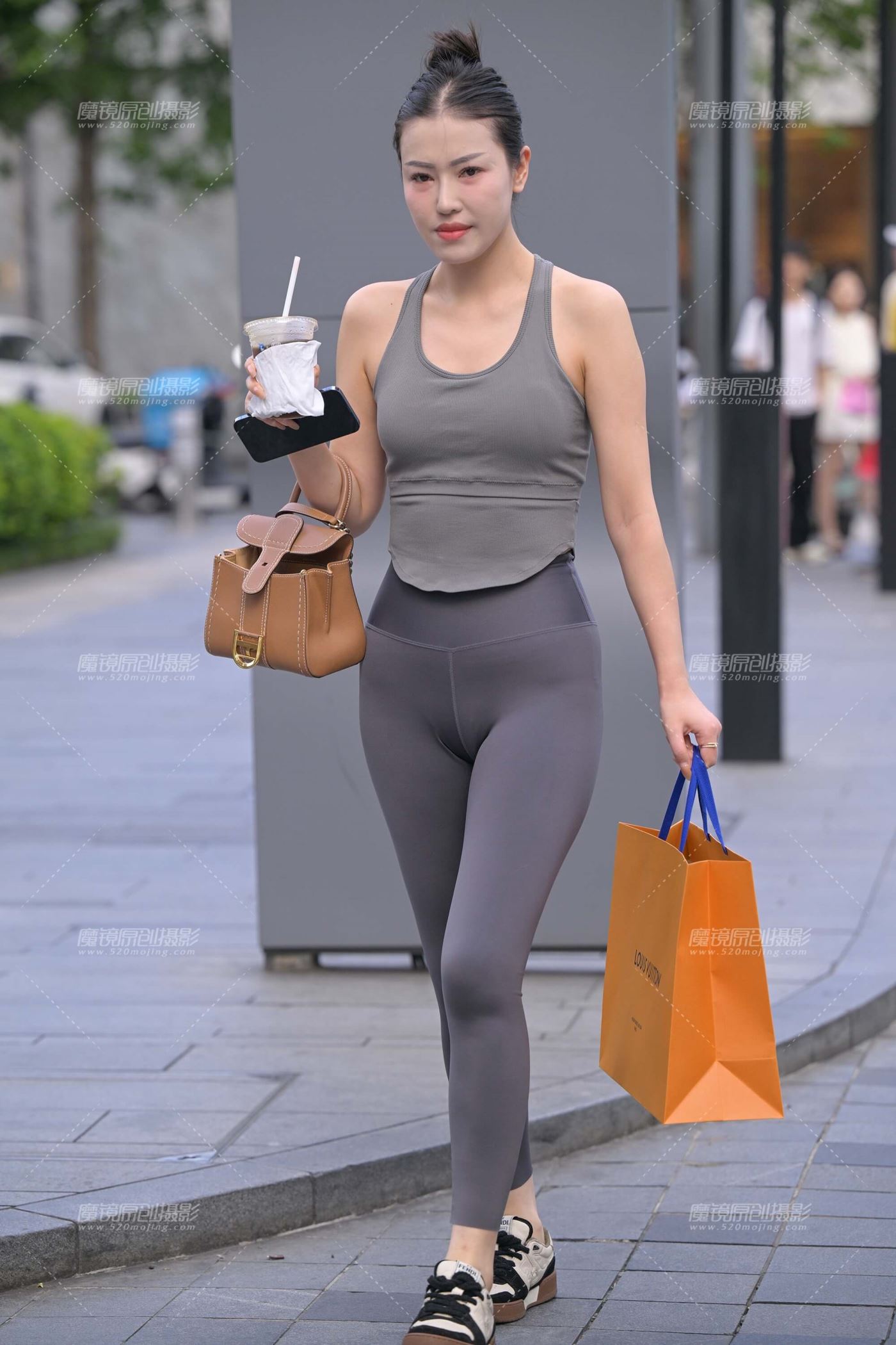 喝咖啡的美女