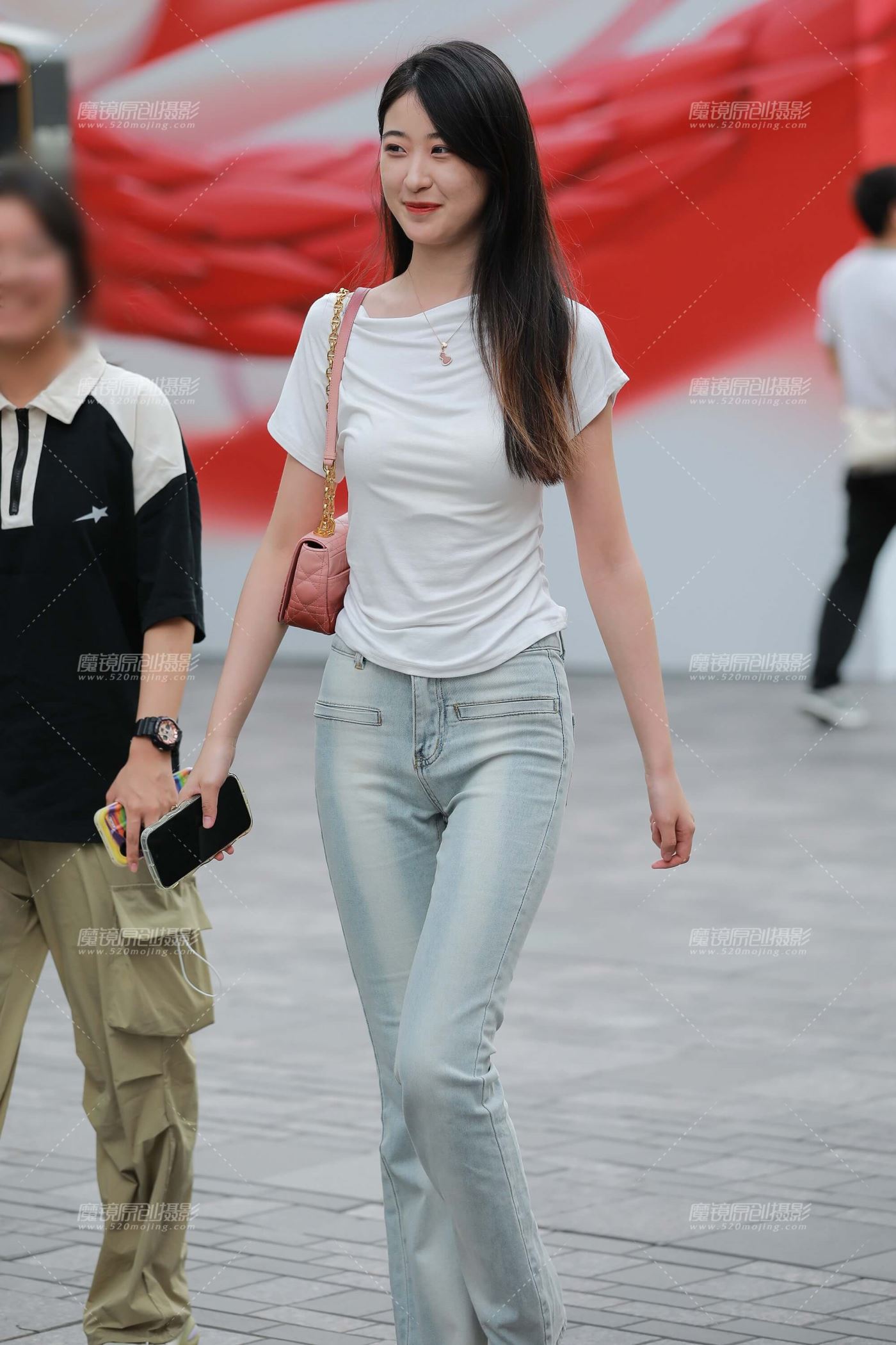 浅色牛仔裤美女