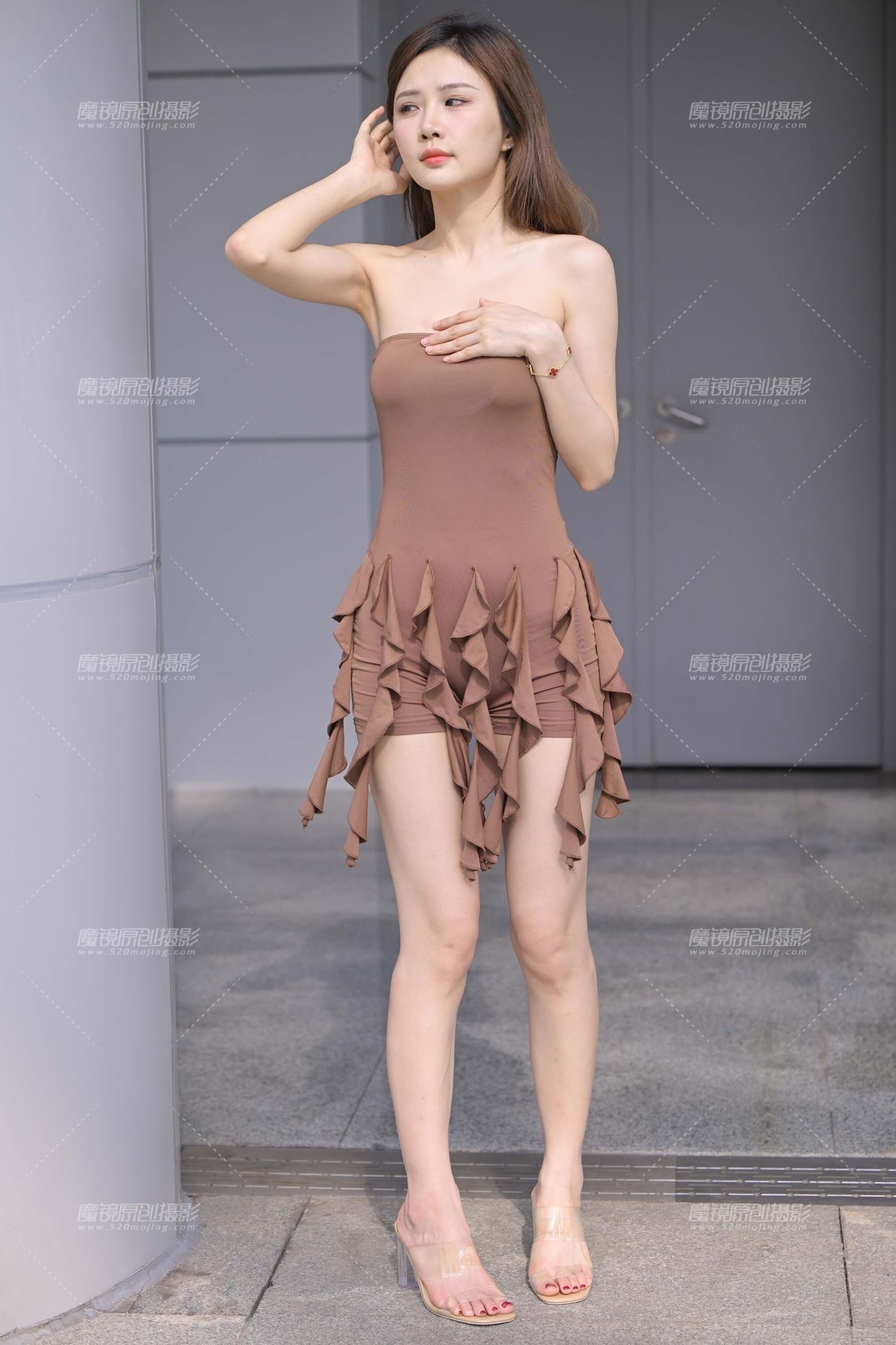 连体热裤小妹